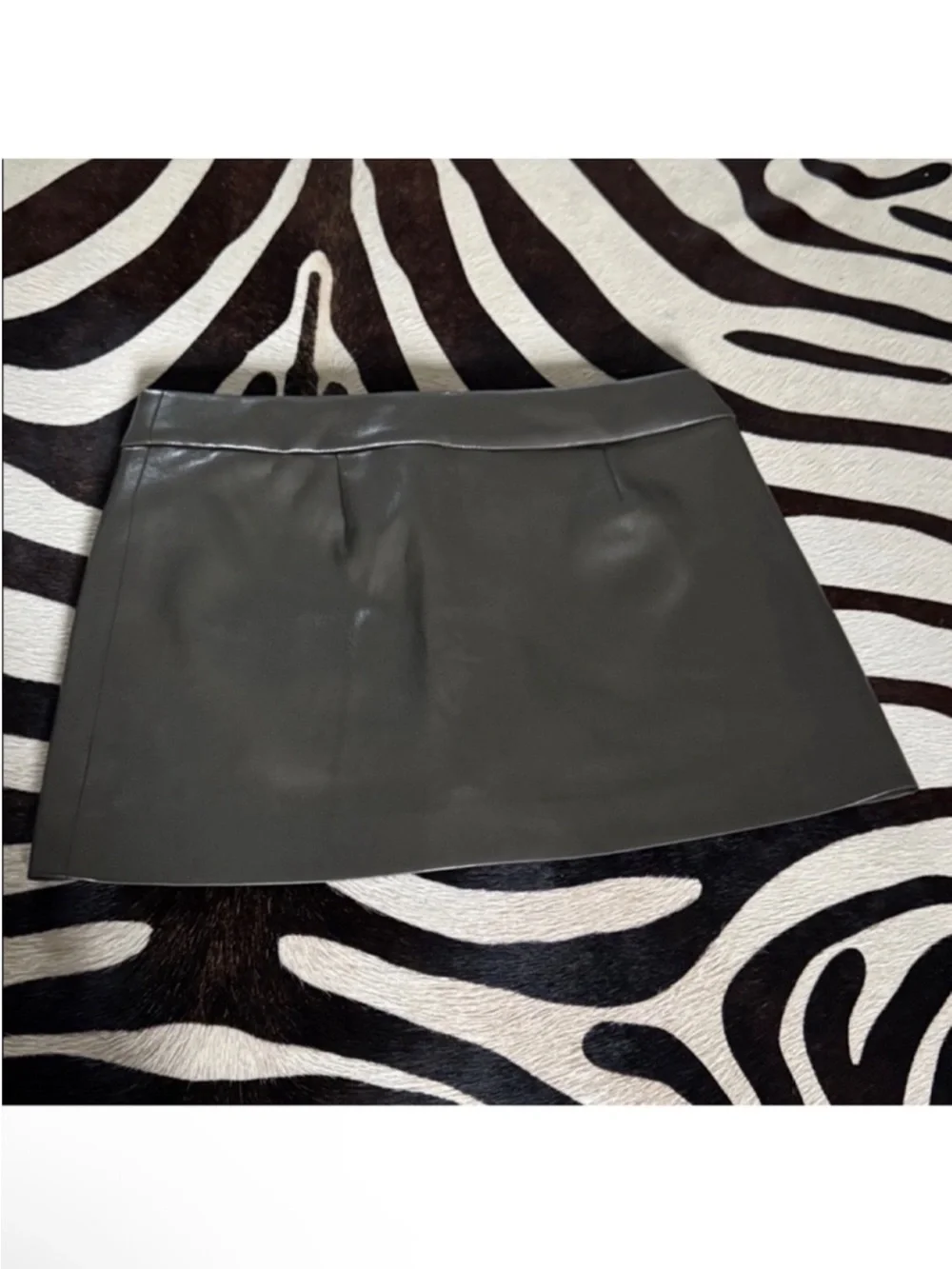 NWT Aritzia Wilfred REN Faux Leather Mini Skort Sz 10/M Green Zipper front